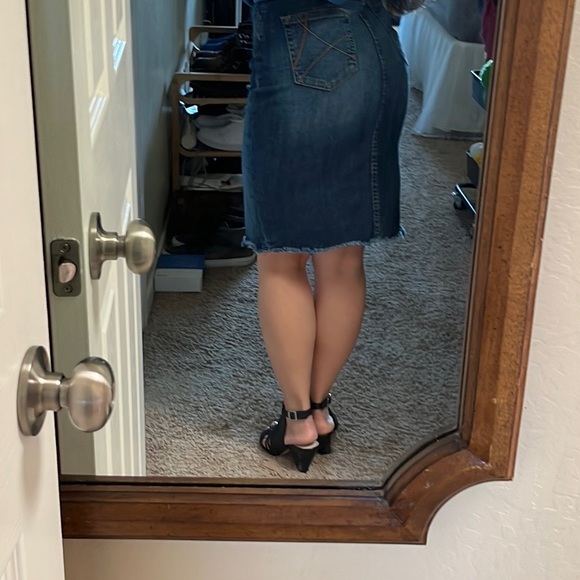 Ariat High waisted denim split skirt size 25R EUC - Picture 5 of 5